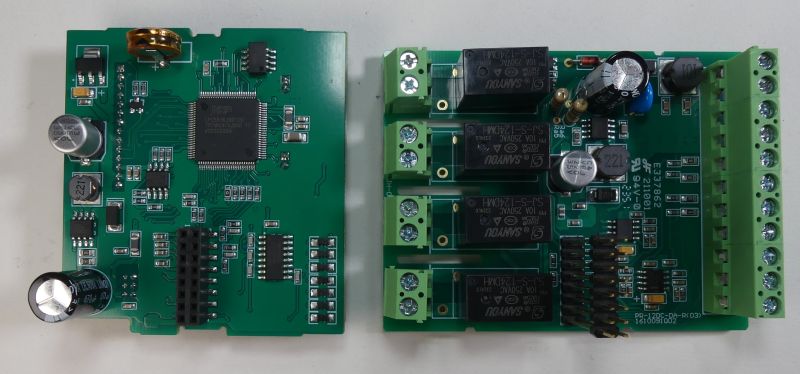 Dwie płytki drukowane z elementami elektronicznymi, w tym przekaźniki, kondensatory i mikrokontroler.