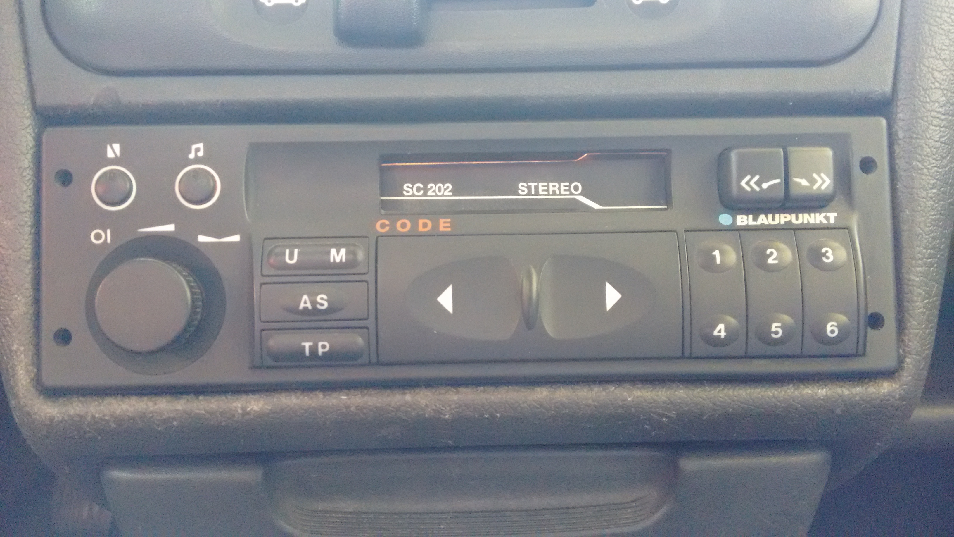 Rusty imply typhoon Opel Corsa B - The display does not show the radio frequency