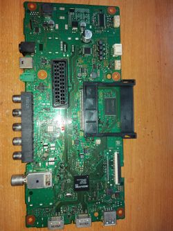 Płyta główna telewizora Sony KDL-32R410B z widocznymi elementami elektronicznymi.