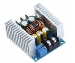 Moduł przetwornicy napięcia DC-DC z widocznymi radiatorami i elementami elektronicznymi.