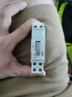 Podłączenie przekaźnika bistabilnego podwójnego Legrand brak podziału na sekcje