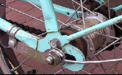 Naprawa urwanej części w rowerze