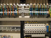 Should the disconnector in the switchboard also disconnect the N line ?