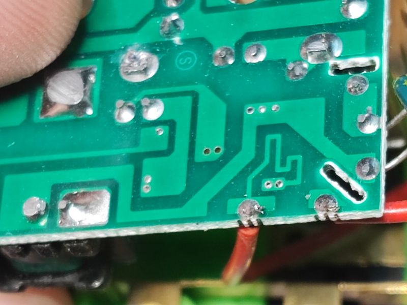 Przedłużacz/listwa 2m 4 gniazda i 3 USB za 35 zł o tajemniczej wydajności prądowej