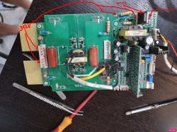 Płytka drukowana z elementami elektronicznymi welder POWERMAT MMA300 z widocznymi oznaczeniami opisującymi napięcia i komponenty.