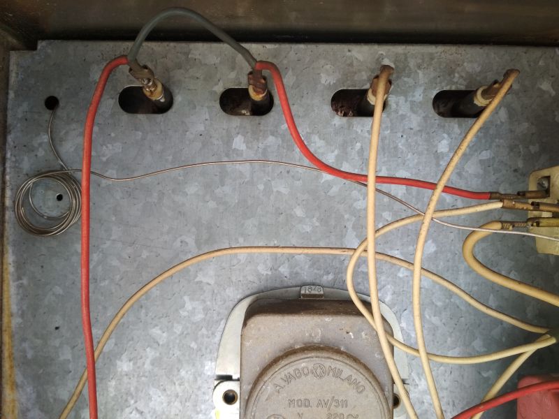 Elementy elektryczne wewnątrz opiekacza Predom Selfa, widoczne przewody, konektory i część silnika rożna.