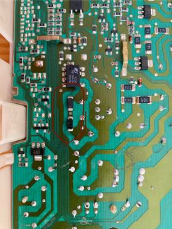 Płytka drukowana z zaznaczonymi na czerwono okopconymi elementami elektronicznymi
