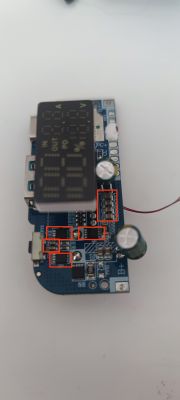 Płytka elektroniczna z usuniętymi trzema mosfetami, oznaczenia komponentów w prostokątach.