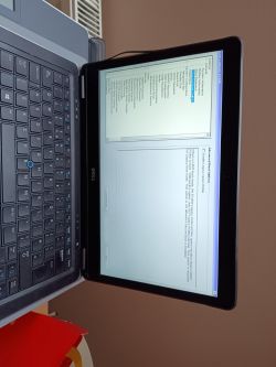 Laptop z systemem BIOS na ekranie konfiguracji.