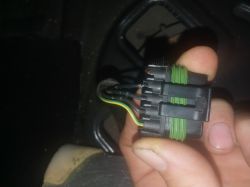Zbliżenie na wtyczkę elektryczną z kilkoma kolorowymi przewodami