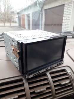 Co to za radio widoczne na zdjęciu, a wyjęte z zakupionego auta?