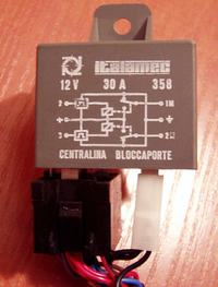 Centralny zamek Polonez - stałe napięcie między stykami 1M i 2M po zamknięciu?