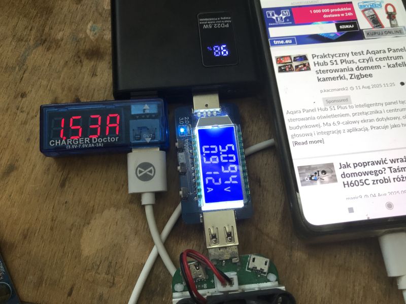 Power bank measuring voltage and current while charging a smartphone