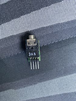 Gniazdo AUX i płytka PCB na materiale tekstylnym.