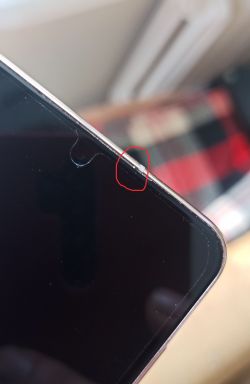 Zbliżenie na wyświetlacz telefonu Samsung Galaxy S21 z widoczną małą kropką.