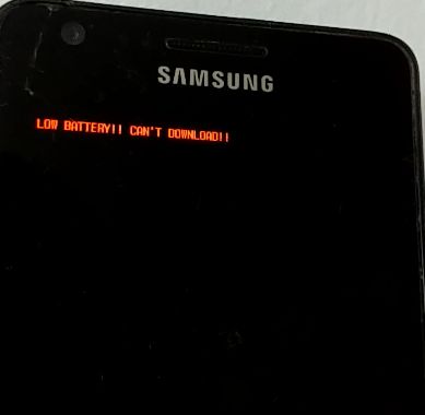 Samsung Galaxy S2 GT19100 nie włącza się, cykliczne ładowanie i komunikat o baterii
