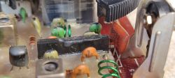 Zbliżenie na komponenty elektroniczne na płytce drukowanej radia FM