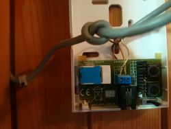 Zdjęcie wnętrza urządzenia elektronicznego z widocznymi przewodami i elementami obwodu.