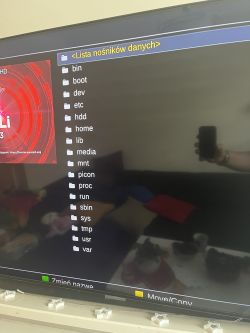 Ekran telewizora z listą folderów systemu plików.