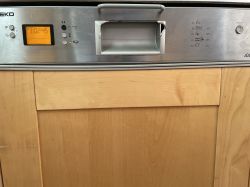 Panel sterujący zmywarki Beko DSN6532x z wyświetlaczem pokazującym błąd.