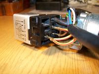 Jak podłączyć przekaźnik bistabilny do centralnego zamka z alarmem?