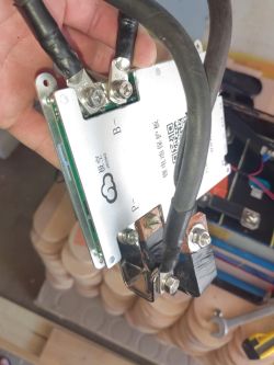 BMS JK-B2A8S20PHC rozłącza akumulator LiFePO4 EVE MB31 314 Ah przy silniku 700 W – co ustawić?