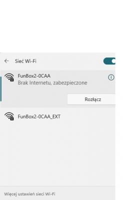Zrzut ekranu listy sieci Wi-Fi z zaznaczoną siecią FunBox2-0CAA i informacją Brak Internetu, zabezpieczone.