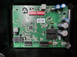 Płyta sterująca Hörmann Linematic 650 P z zaznaczonym brakującym elementem elektronicznym.