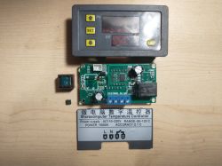 Rozłożony termostat elektroniczny z płytką PCB i uszkodzonym układem SMD BP90