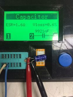 Tester kondensatorów wyświetla parametry testowanego komponentu.