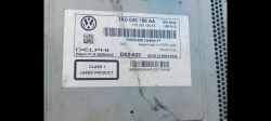 Etykieta radia samochodowego VW RCD310 z numerami seryjnymi i informacjami producenta