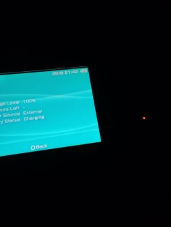 Ładowanie PSP Slim (model 2004) - czy zmiana koloru na lampce, zabezpieczenie przed przeładowaniem