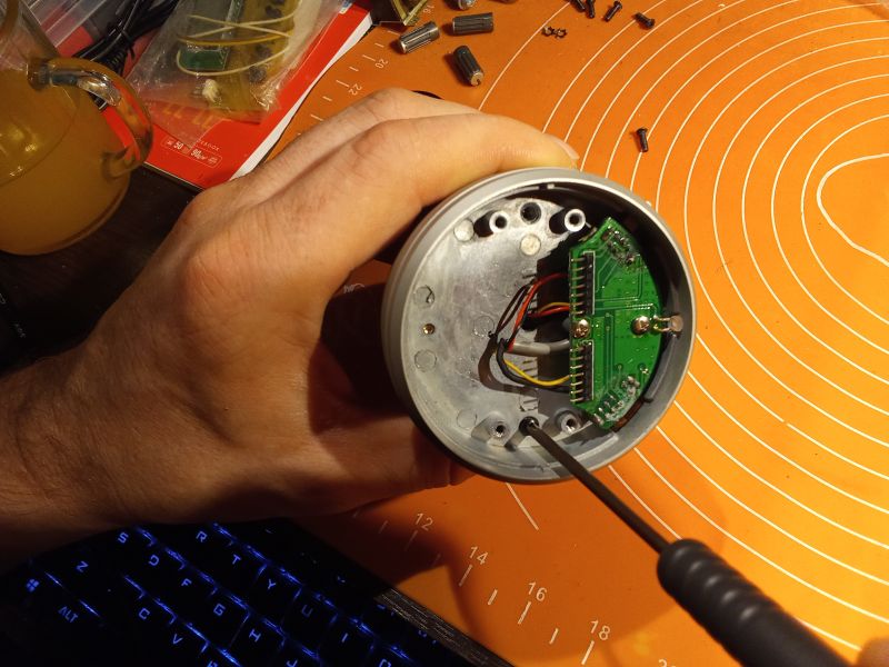 Wnętrze obudowy mikrofonu pojemnościowego Samson G Track z widocznymi elementami elektronicznymi i śrubokrętem.