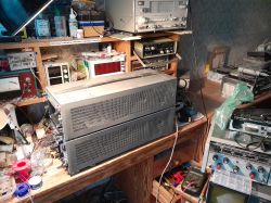 Duży oscyloskop OS-710 na drewnianym stole w warsztacie elektronicznym.