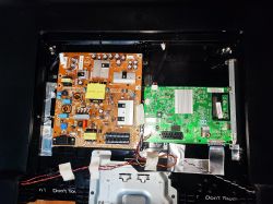 Wnętrze urządzenia elektronicznego z widocznymi płytkami obwodów drukowanych w różnych kolorach.