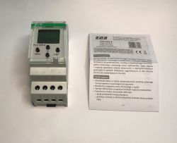 Zegar PCZ-522.4 z wyświetlaczem LCD i instrukcja obsługi na białym tle