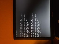 Ekran BIOS z komunikatem błędu PXE-E61 na laptopie Toshiba