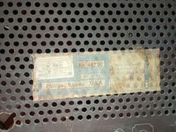 Metalowa tylna ścianka radia z etykietą modelu Philips Rondo 768 A