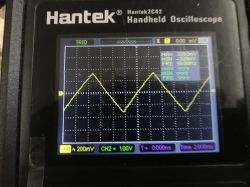 Trójkątny przebieg sygnału 980 Hz na ekranie oscyloskopu Hantek2C42