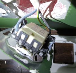 Zdjęcie tylnej części wyłącznika ze zdjętymi pokrywami, ukazujące przewody elektryczne.