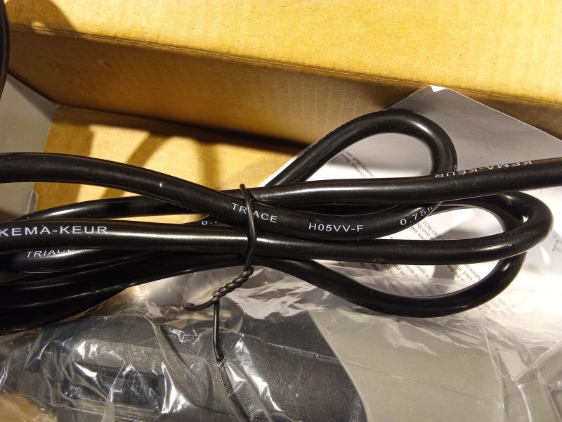 Czarny kabel z oznaczeniami H05VV-F i KEMA-KEUR w pudełku.