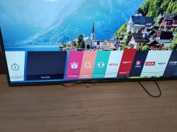 Telewizor LG 55UH6507 z poziomą czarną kreską na ekranie.