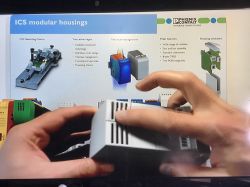 Wnętrze obudowy ICS Modular Housing trzymane w rękach.