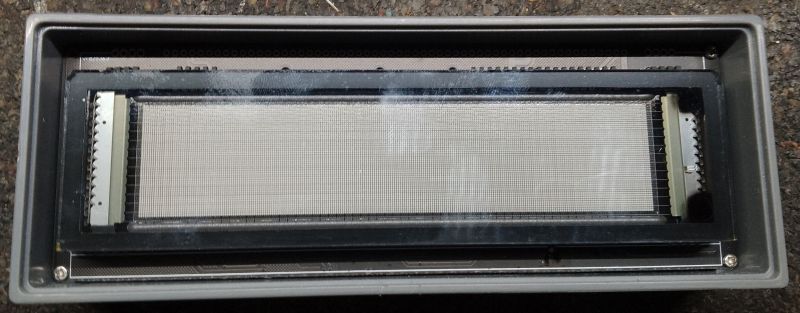 Widok wnętrza analizatora widma audio po zdjęciu maskownicy, ukazujący wyświetlacz VFD w obudowie.
