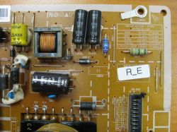 Zdjęcie płyty zasilacza BN44-00615A z elementami elektronicznymi.