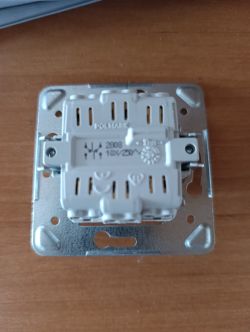 Widok tylnej strony podwójnego przełącznika światła firmy POLMARK 16AX/250V.