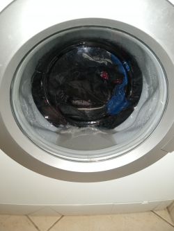 Pranie w bębnie pralki z widoczną wodą