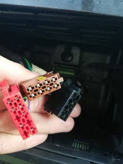 Selecting the Right Connector for Sony Radio in VW Golf 4 Replacement