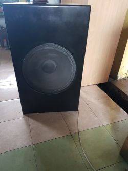 Budowa systemu audio - głośnik centralny i dwa duże subwoofery do kina domowego