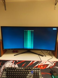 Monitor MSI z pionowymi liniami i zakłóceniami obrazu na środku ekranu.